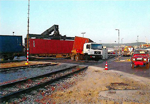 Pred štirimi leti se je na območju koprskega pristanišča zgodila huda nesreča, v kateri bi skoraj umrl delavec Slovenskih železnic. 