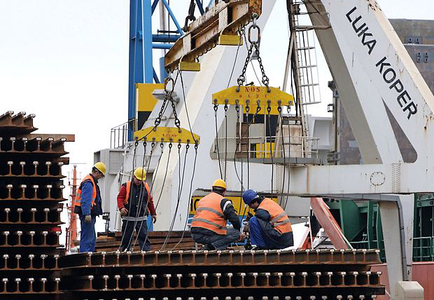 Večina delavcev v koprskem pristanišču dela prek podizvajalcev Luke Koper, svoje šefe pa imenujejo “gazde”. Foto: Zdravko Primožič/Fpa